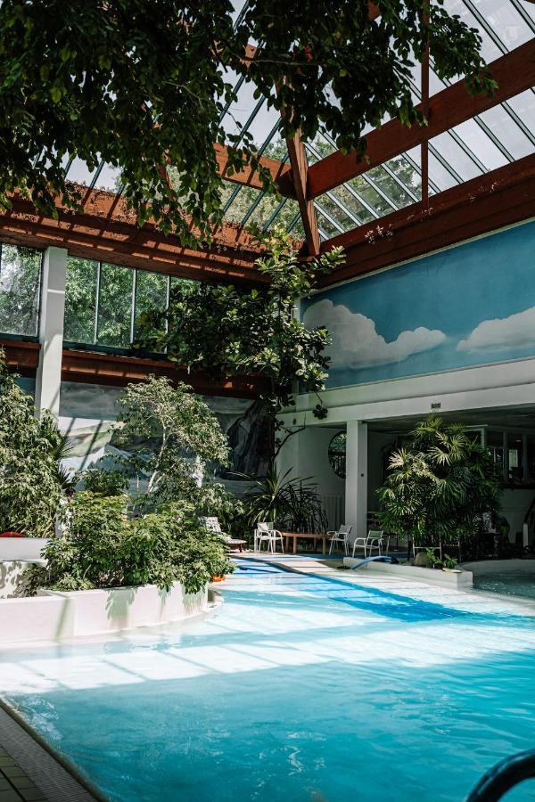 Rahat Palace Hotel Almaty Exterior photo The interior of the swimming pool