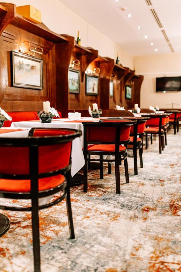 Rahat Palace Hotel Almaty Exterior photo Restaurant interior