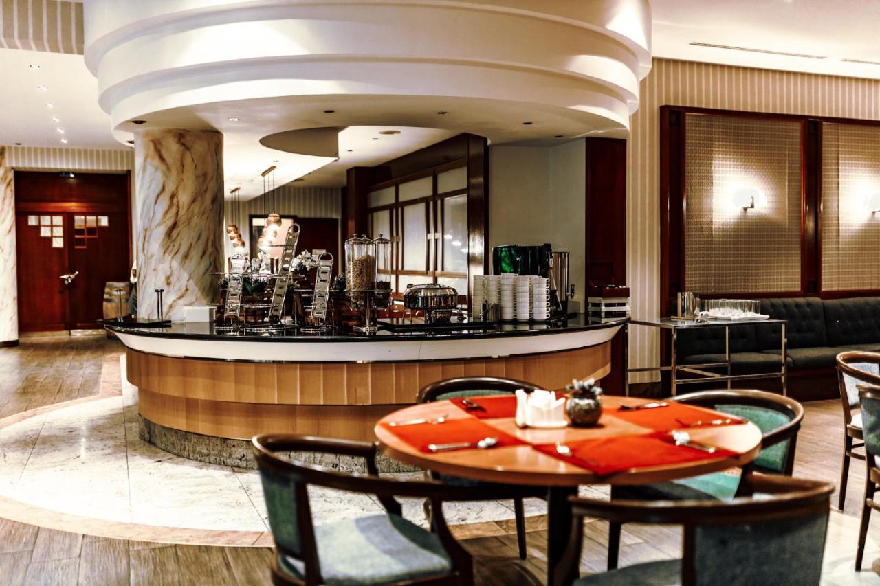 Rahat Palace Hotel Almaty Exterior photo The lobby bar