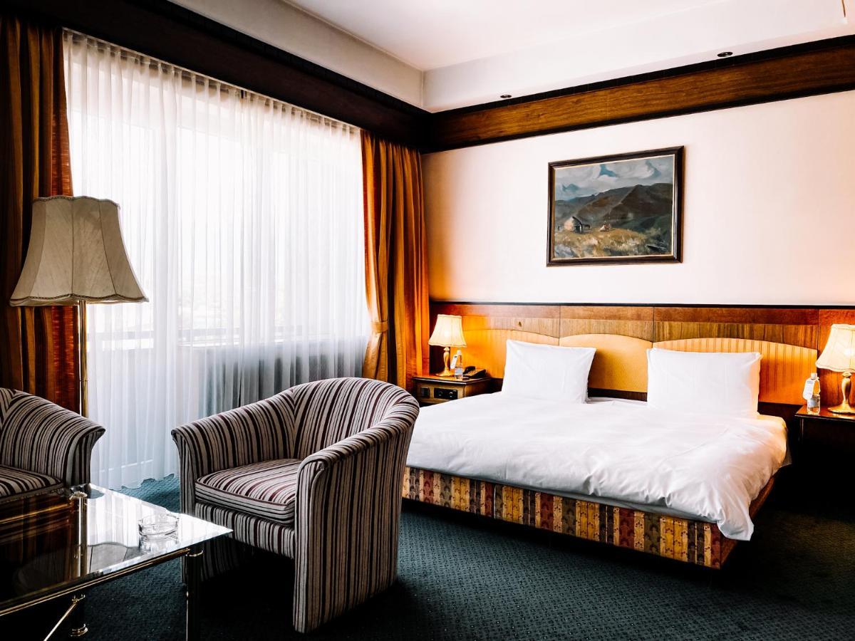 Rahat Palace Hotel Almaty Exterior photo A room at the hotel