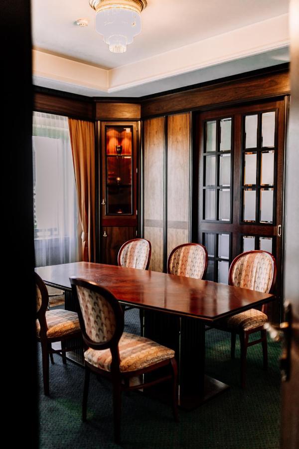 Rahat Palace Hotel Almaty Exterior photo The dining room
