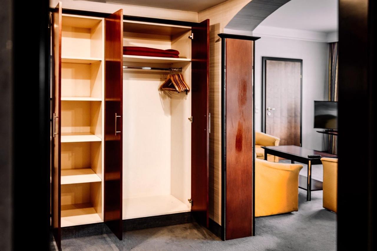 Rahat Palace Hotel Almaty Exterior photo A wardrobe
