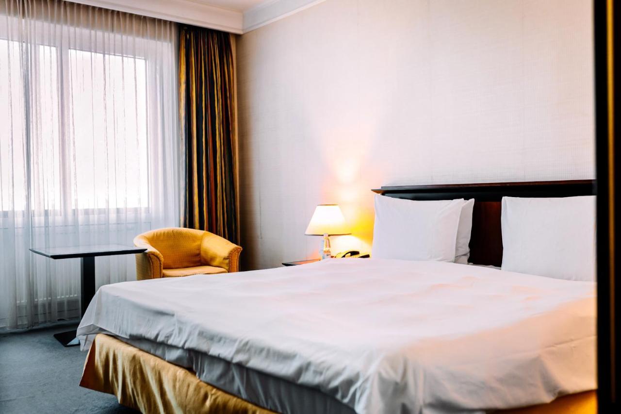 Rahat Palace Hotel Almaty Exterior photo A bed