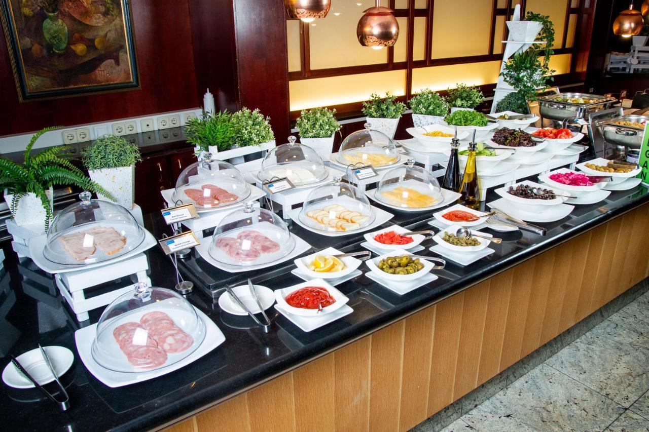 Rahat Palace Hotel Almaty Exterior photo A buffet