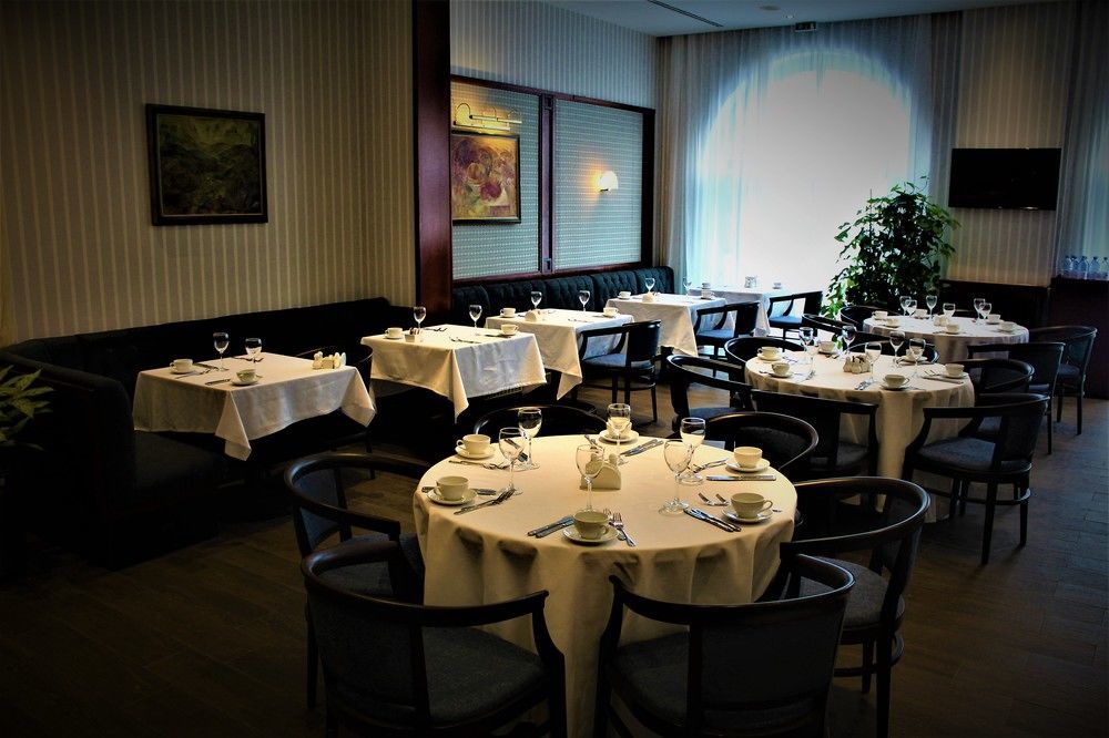 Rahat Palace Hotel Almaty Exterior photo Interior of the restaurant