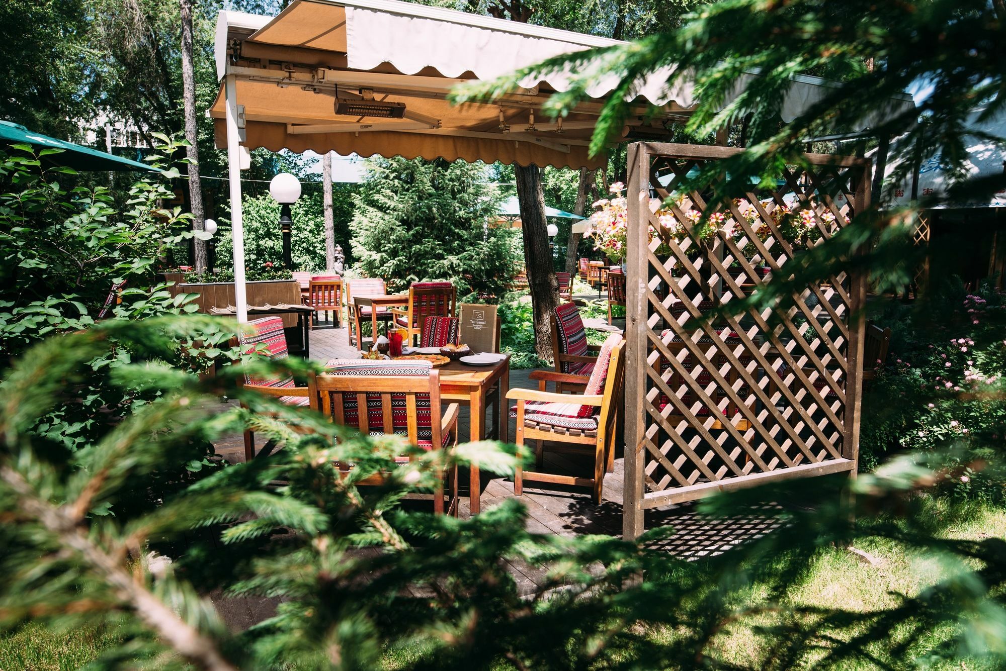Rahat Palace Hotel Almaty Exterior photo The garden of the restaurant