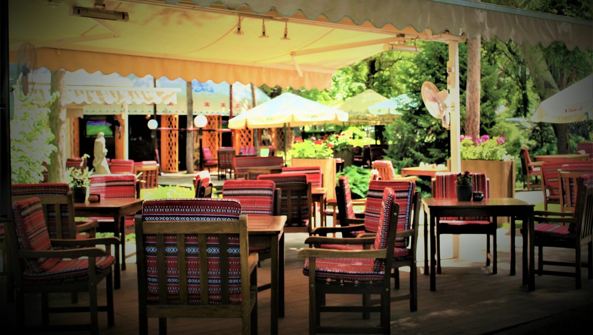Rahat Palace Hotel Almaty Exterior photo A restaurant in the resort